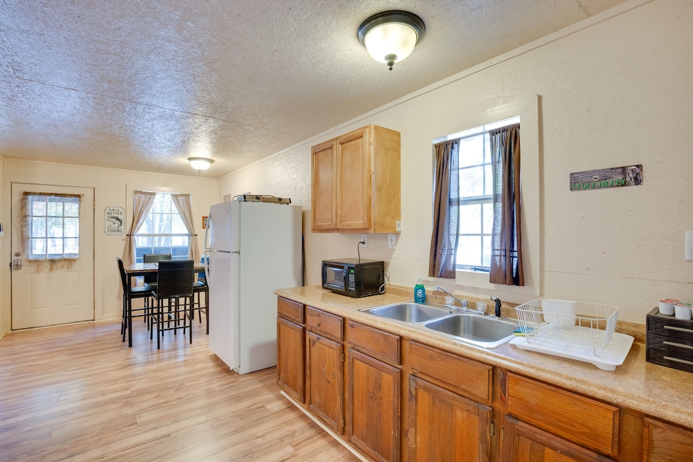 Grill & Dock Access: Waterfront Kerens Cabin view 5