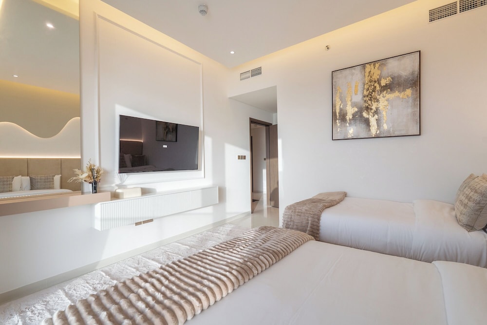Grand Marina Bleu I Private Beach & Views I PS5 I Infinity Pool I by Skyline Serenity