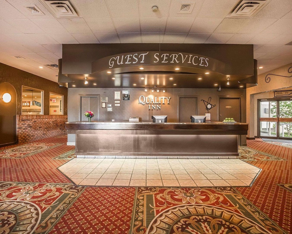 Red Deer Vacations - Quality Inn  Conference Centre - Property Image 5