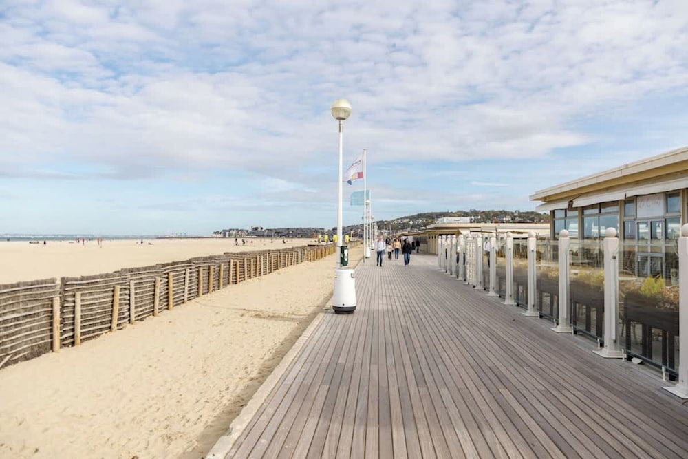 Luxury sea View 3br-2ba With Services in Deauville