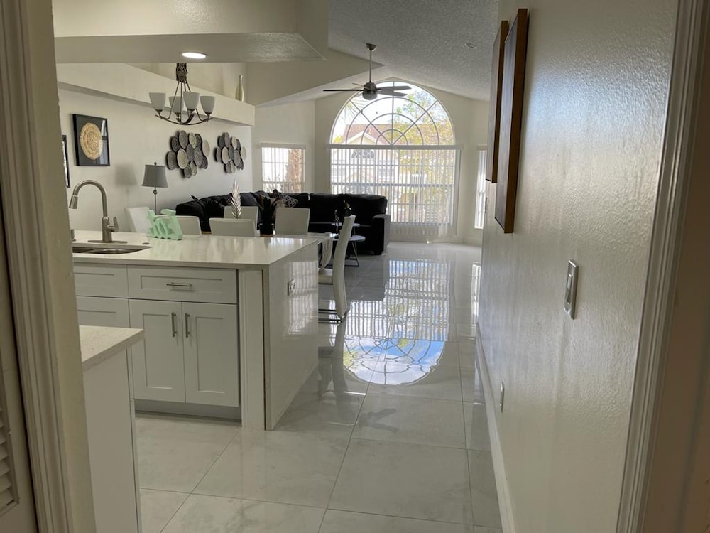 Grand Luxury 3BR Penthouse Near Disney Parks 2