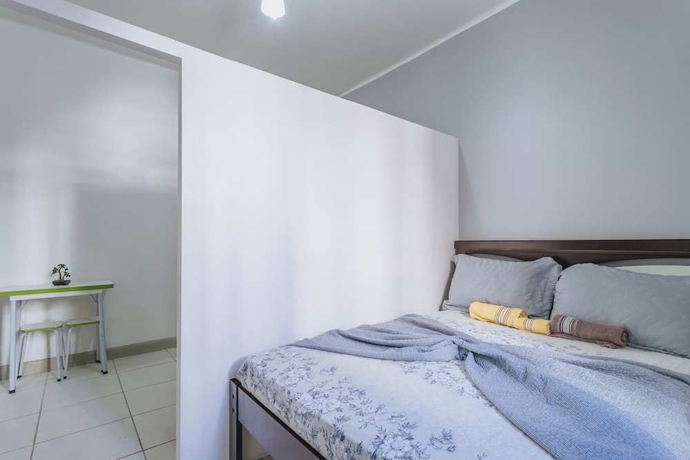 Studio com Wi-fi e Ar a 45m da Praia de Copacabana