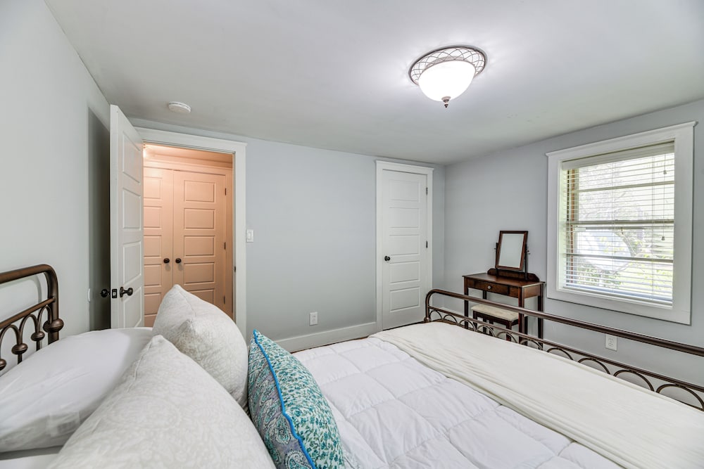 Pool & Deck: Pond-view Getaway in Newnan!