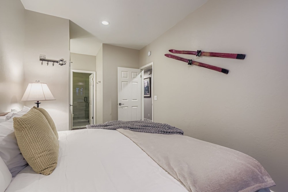 Peaceful Lift Line Condo 207 3 Bedroom Condo