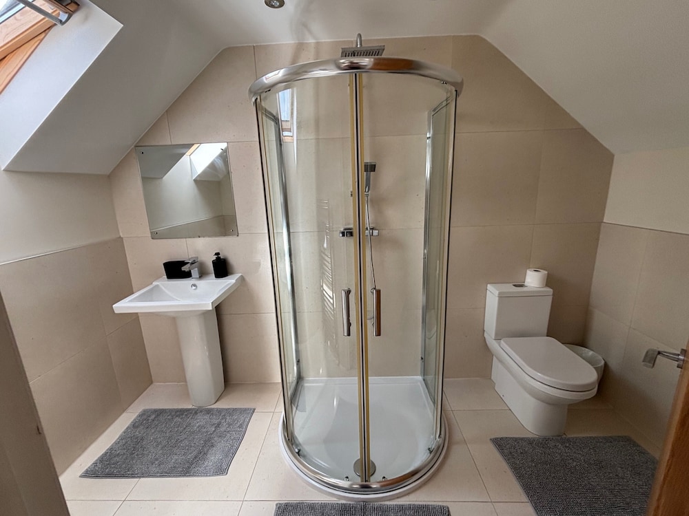 12 Guests - Hot Tub - Free Parking in Huddersfield