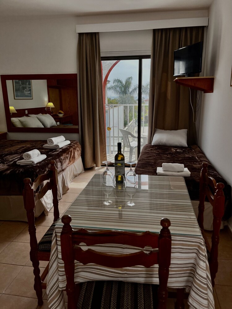 79 AN - Stay Nissi Chrysland Studio 215