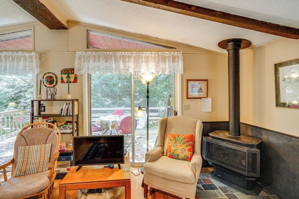 Quiet All-season Creekside Escape in Upstate!