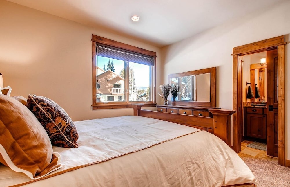 Riverwood 4 Bedroom Home by RedAwning view 5
