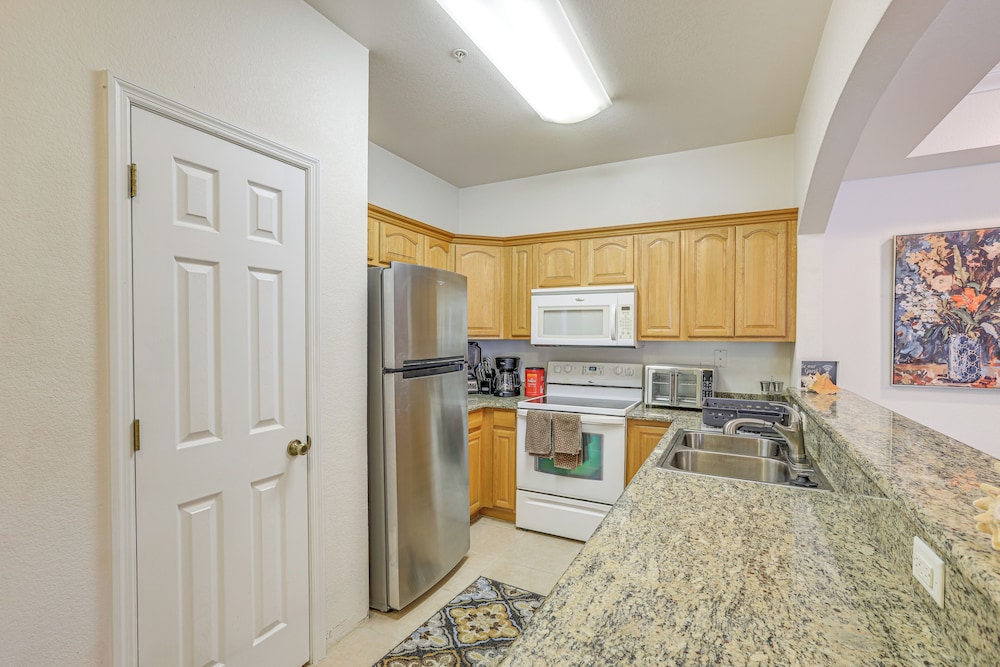 1 Mi to UF: Modern Townhome w/ Balcony