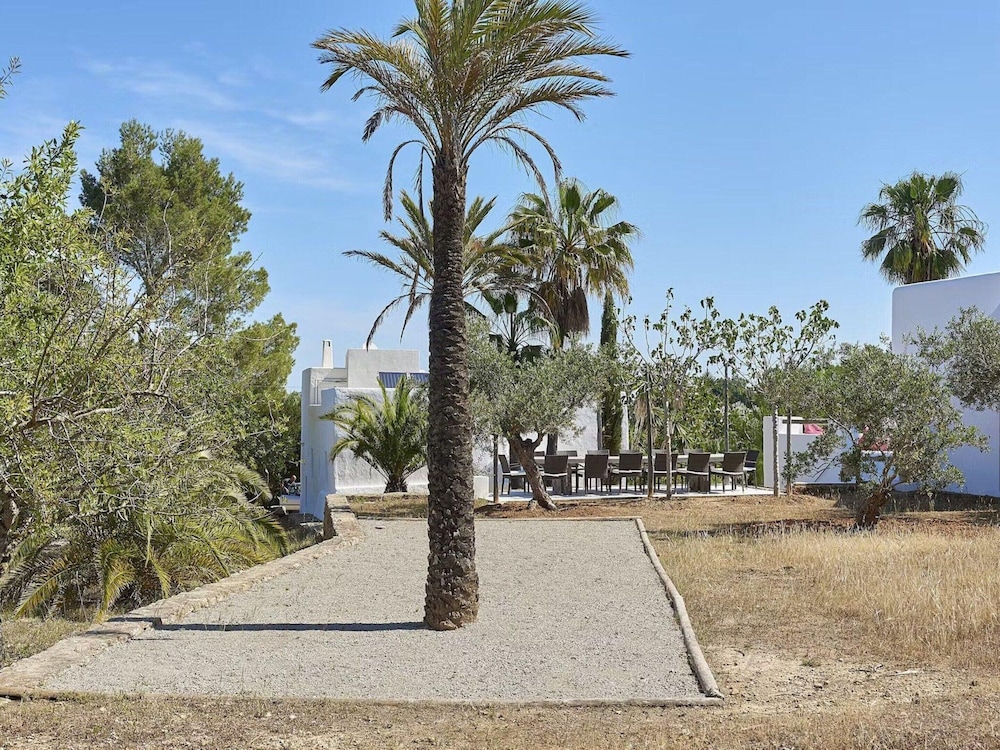 Idyllic Villa With Swimming Pool