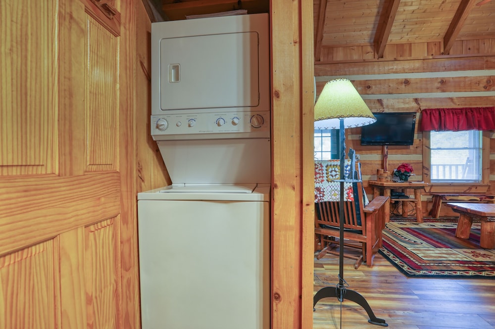 Bear Pause - 2 Bedrooms, 2 Baths, Sleeps 6 Cabin by RedAwning