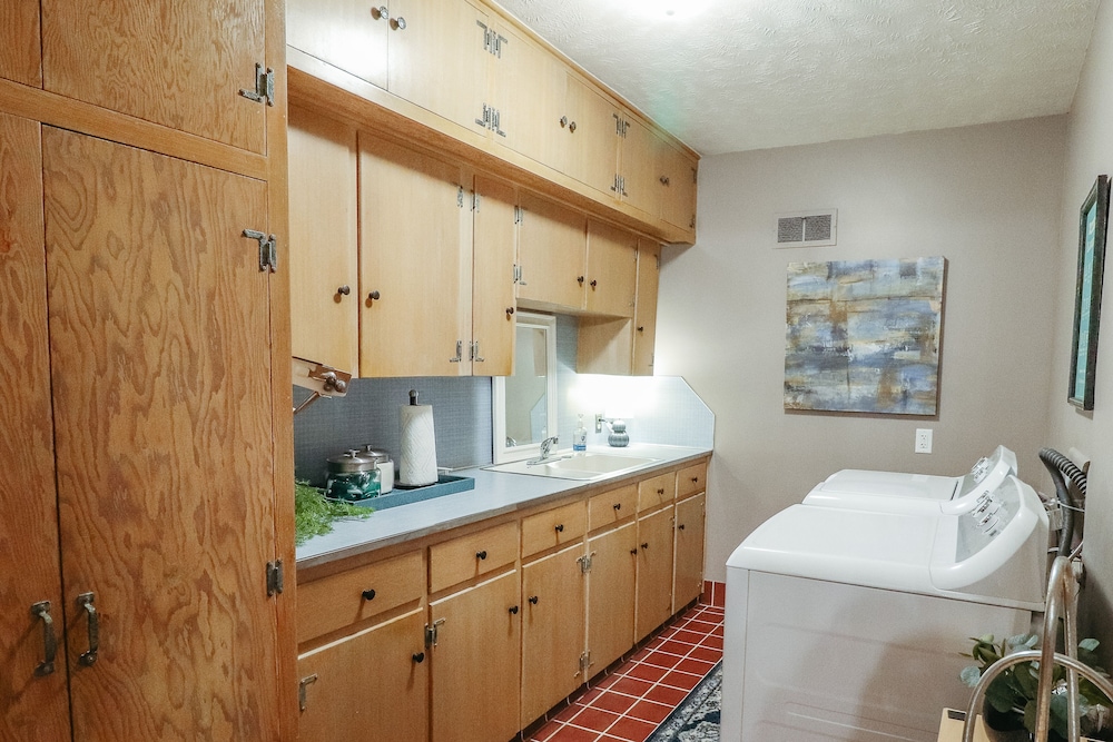 Omaha Vacations - Charming Omaha Retreat - Near Zoo Downtown 3 Bedroom Home by RedAwning - Property Image 43