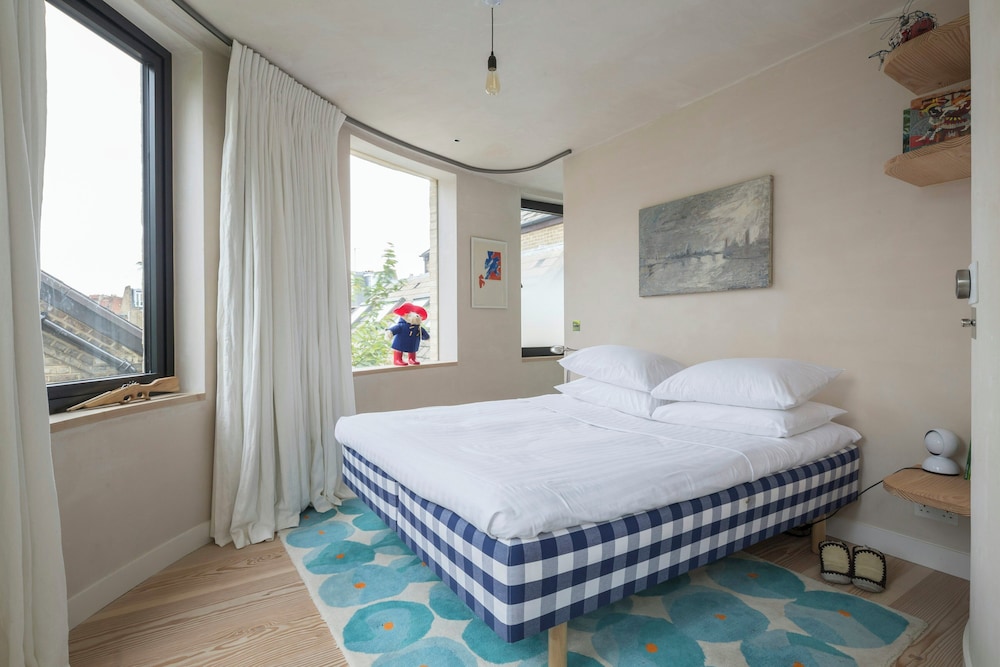 Blythe Road by Onefinestay