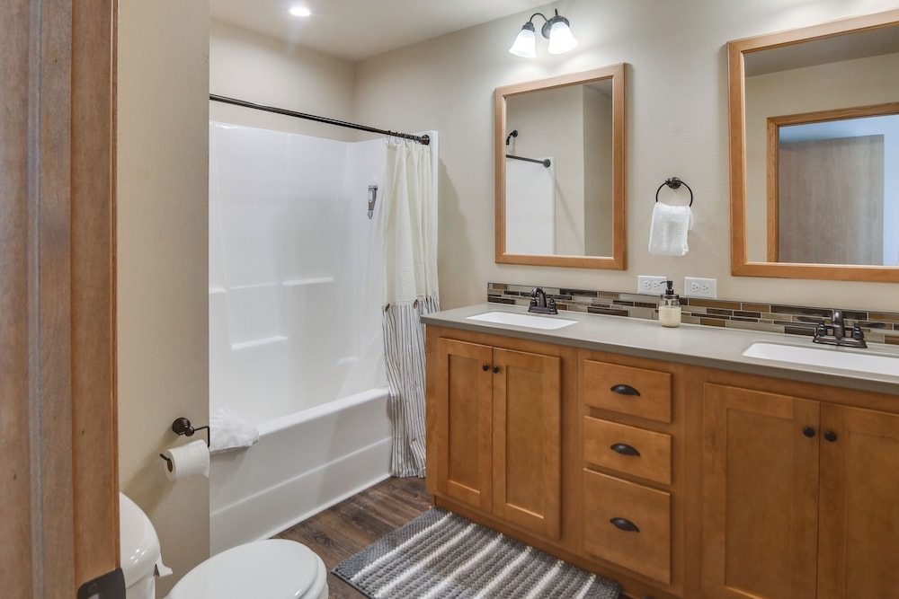 4 Mi to Granby Ranch: Cabin w/ Hot Tub Access!