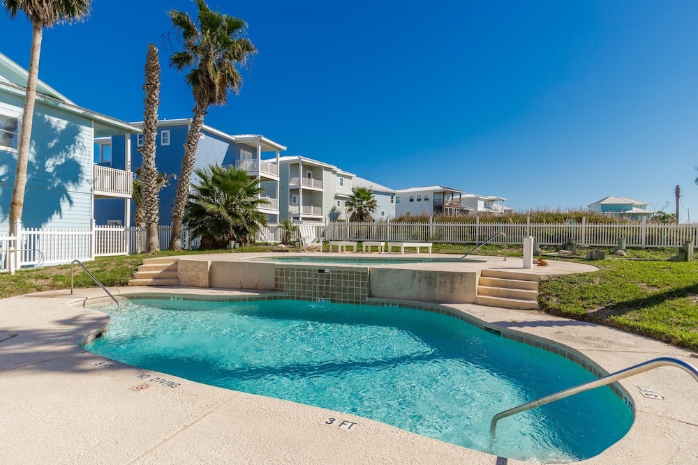 Mermaids Lair - Large 4BR House - Steps From Beach view 5