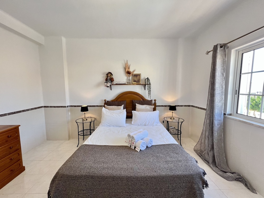 Pêra Stylish Villa With Pool by Homing