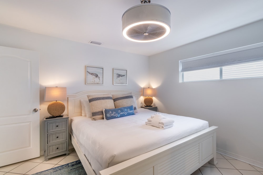 Destin Dolphin by Avantstay 2 Mins Walk To Beach w Pool Large Outdoor Entertaining Area
