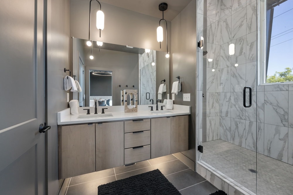 Elevate - Modern Luxury - Stunning City Views