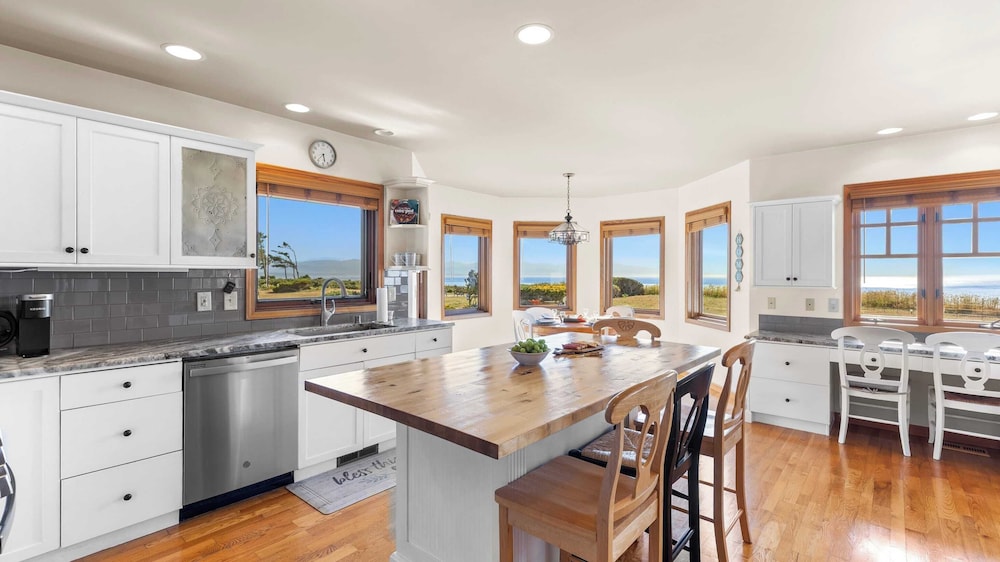 Seacliff Haven Waterfront Luxury, Stunning Views, Hot Tub & Game Room