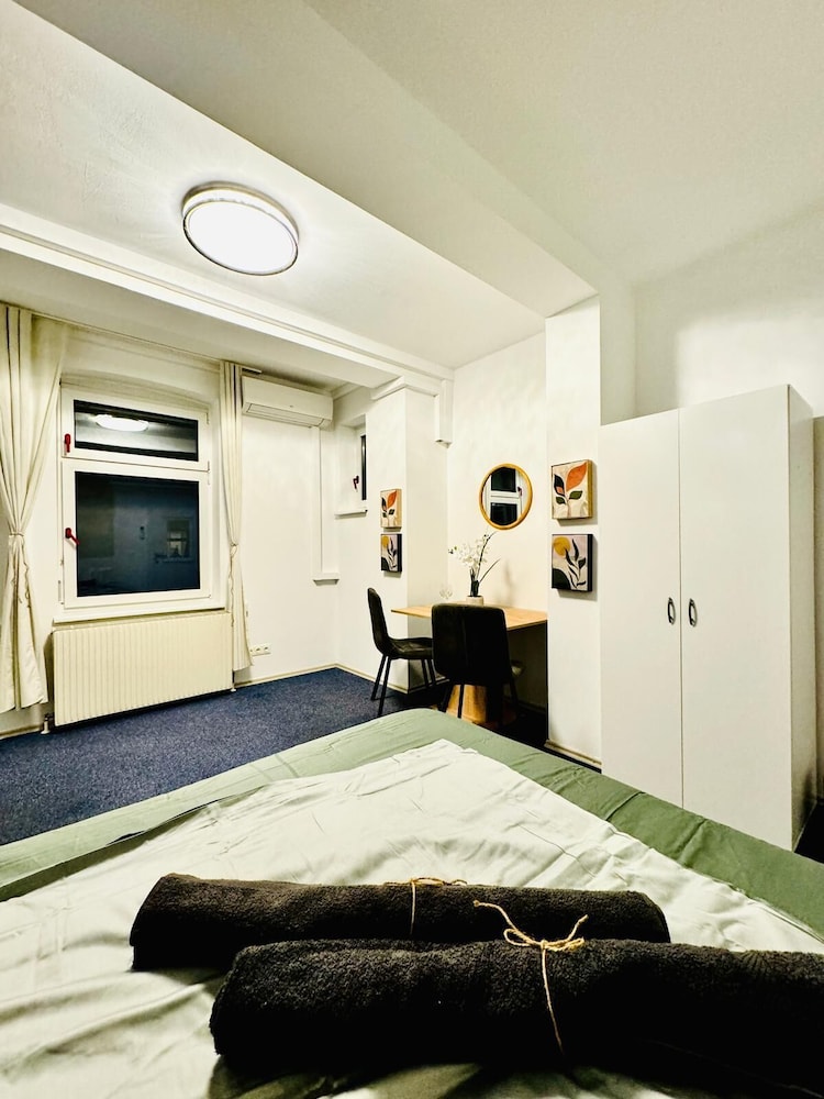 Spacious 7BR Apartment Prime Location