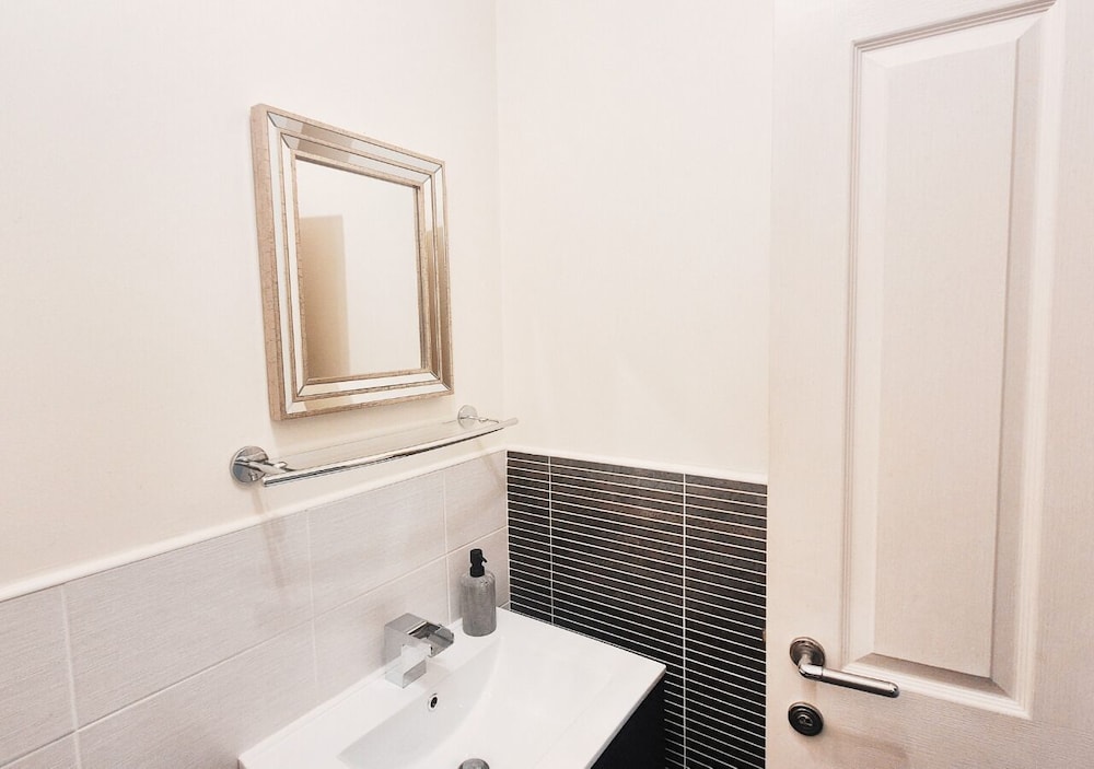 Luxurious & Spacious 2BR