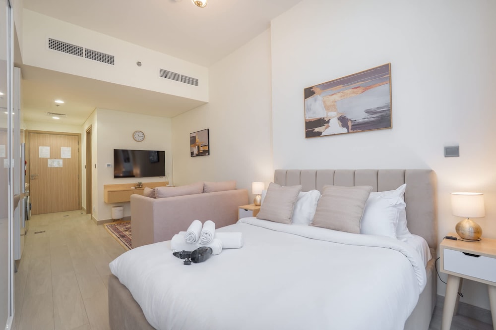 Stylish Studio Retreat in Riviera 33 Near Downtown