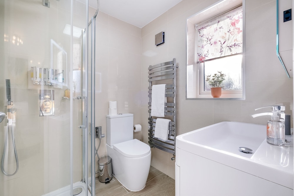 Cherry Banks 5 Bedroom & 3 Bathroom Hse