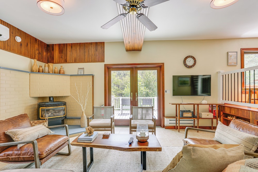 13 Mi to Ski Big Bear: Updated Getaway w/ Deck