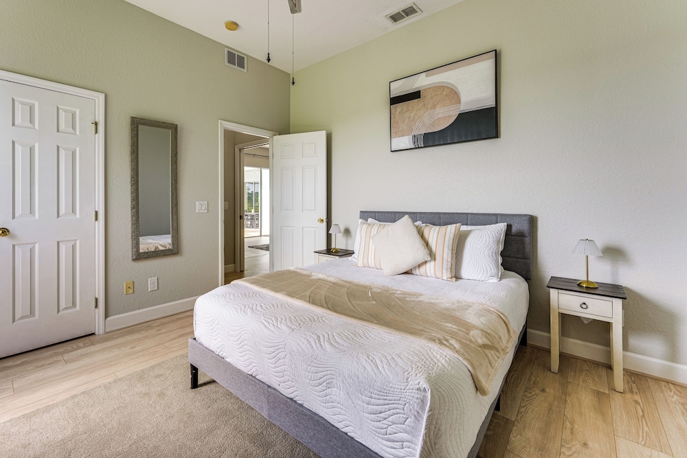 Game, Swim & Unwind: Lakeside Retreat Near Disney