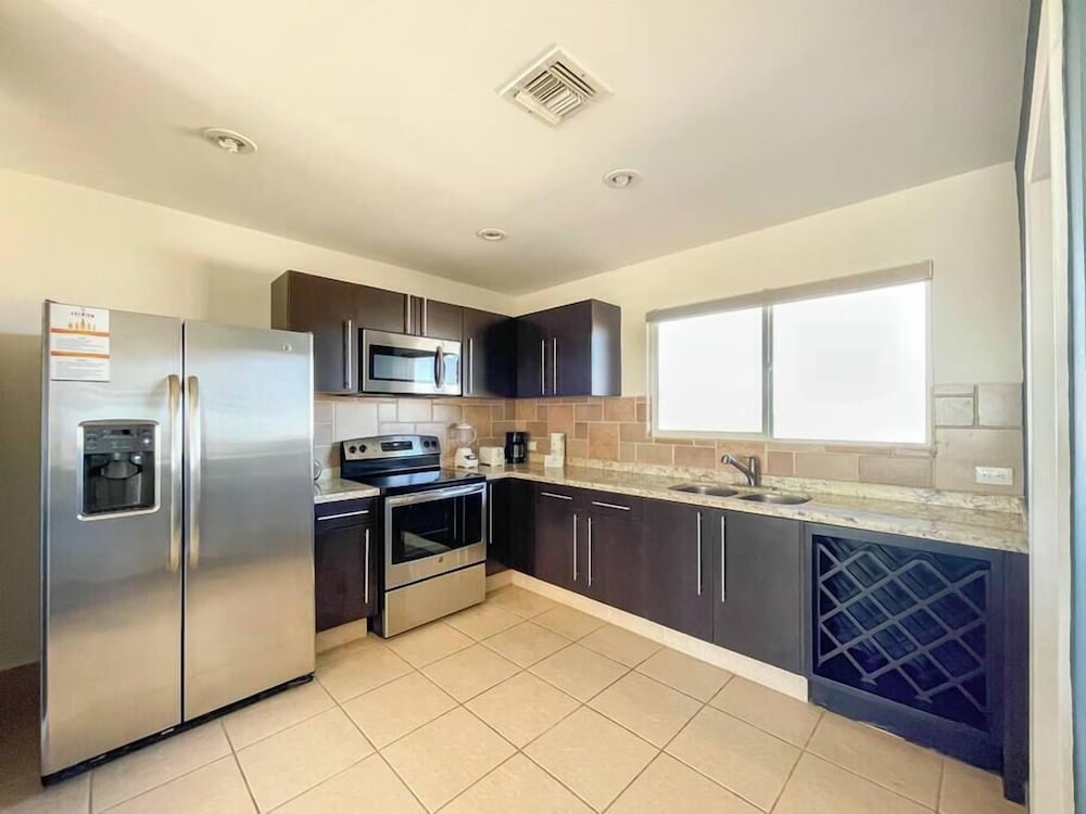 Cozy Condo With Beach Pool Access