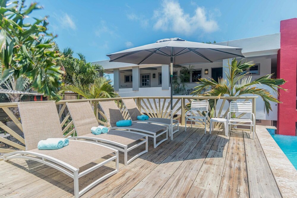 Beautiful Comfy Mins to Palm Eagle Beaches