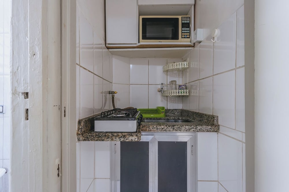 Studio com Wi-fi e Ar a 45m da Praia de Copacabana