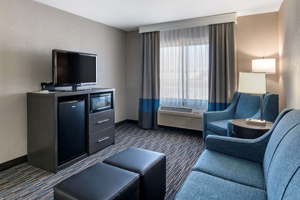 Emporia Vacations - Comfort Inn  Suites - Property Image 9