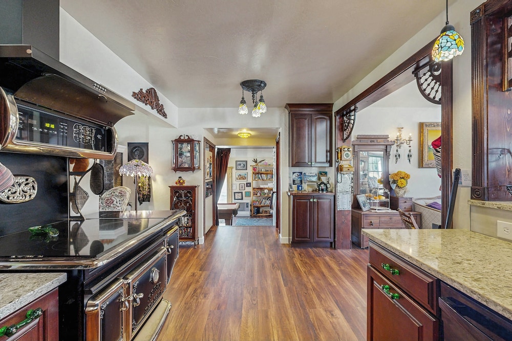 Unique 3br: Mountain Views, Hot Tub & Wood Stove