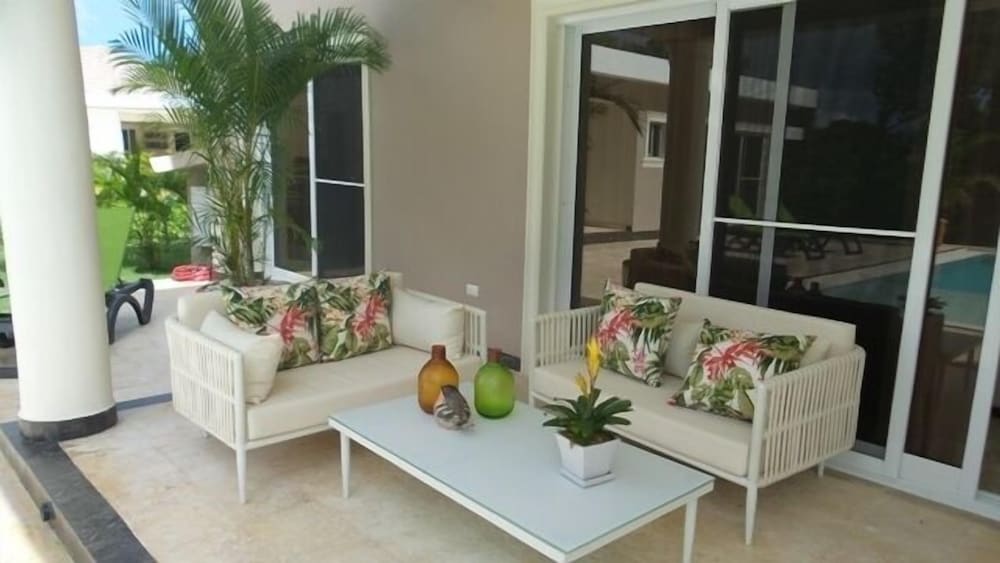 New six bedroom with BBQ and large pool