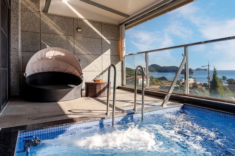 Geoje Pension Kan Pool Villa