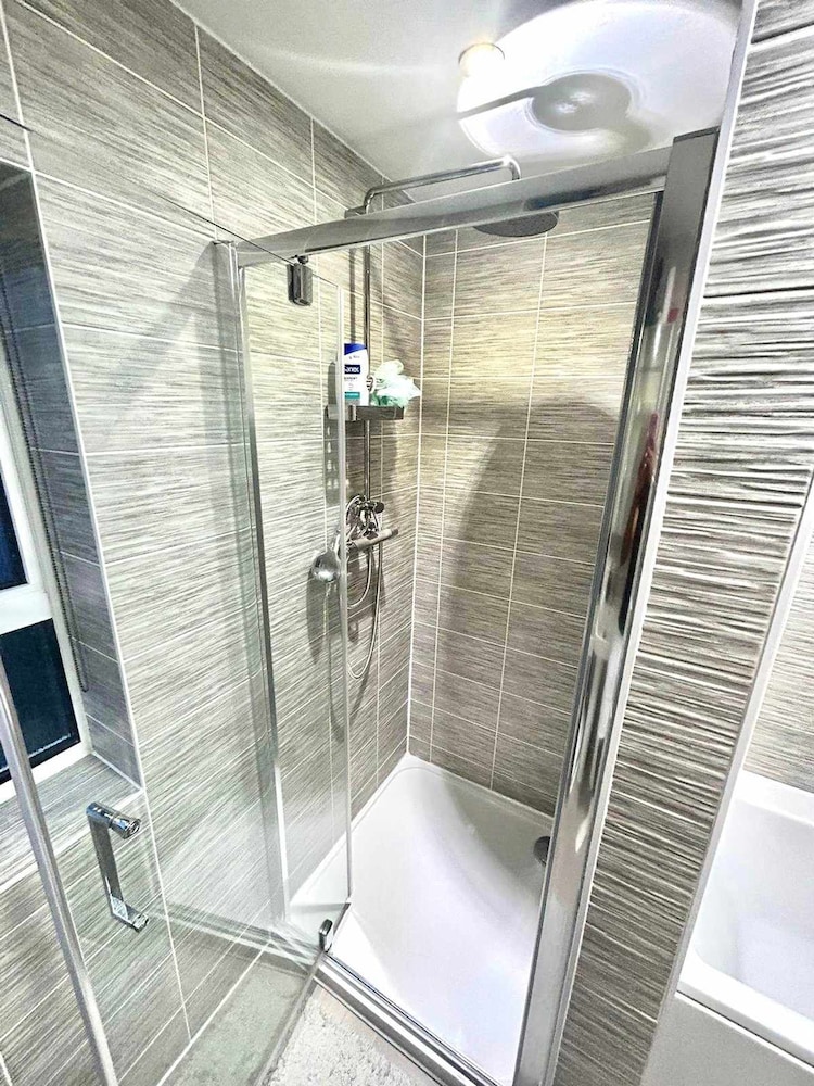 Luxurious Majestic 4 Bedroom- Free Parking