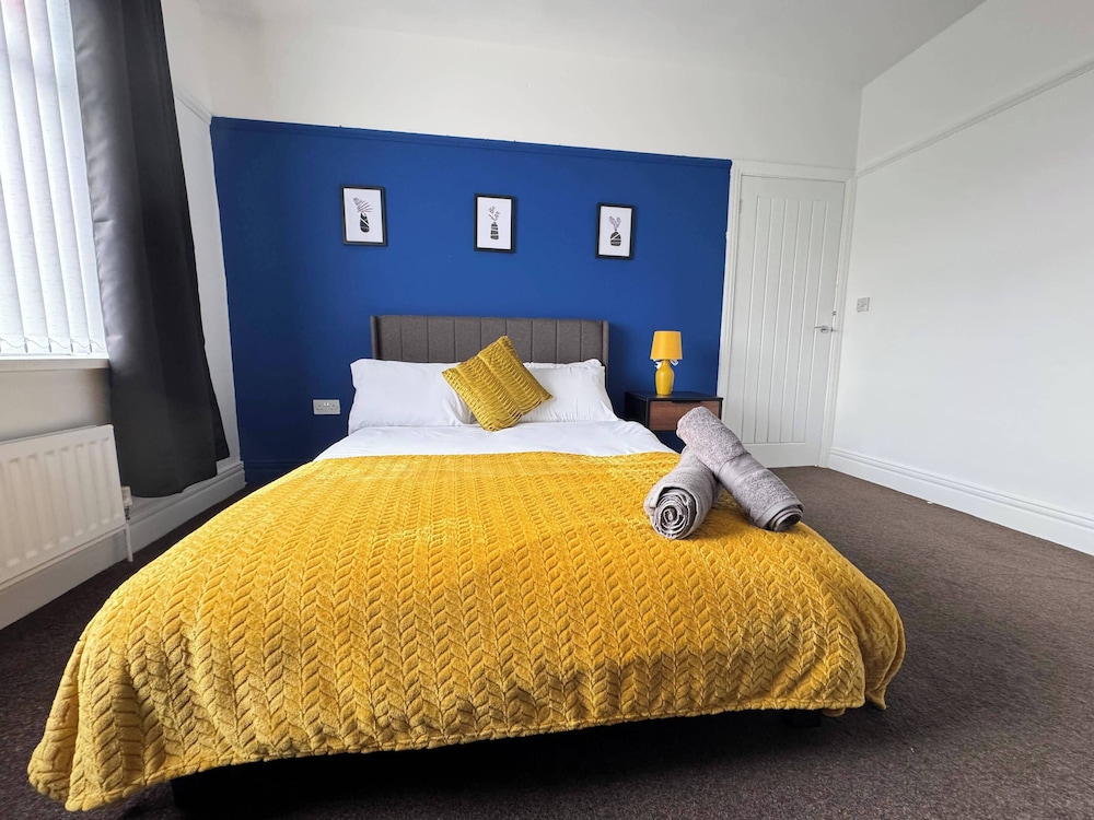 City Centre-4 Br-sleeps 7-garden-free Parking