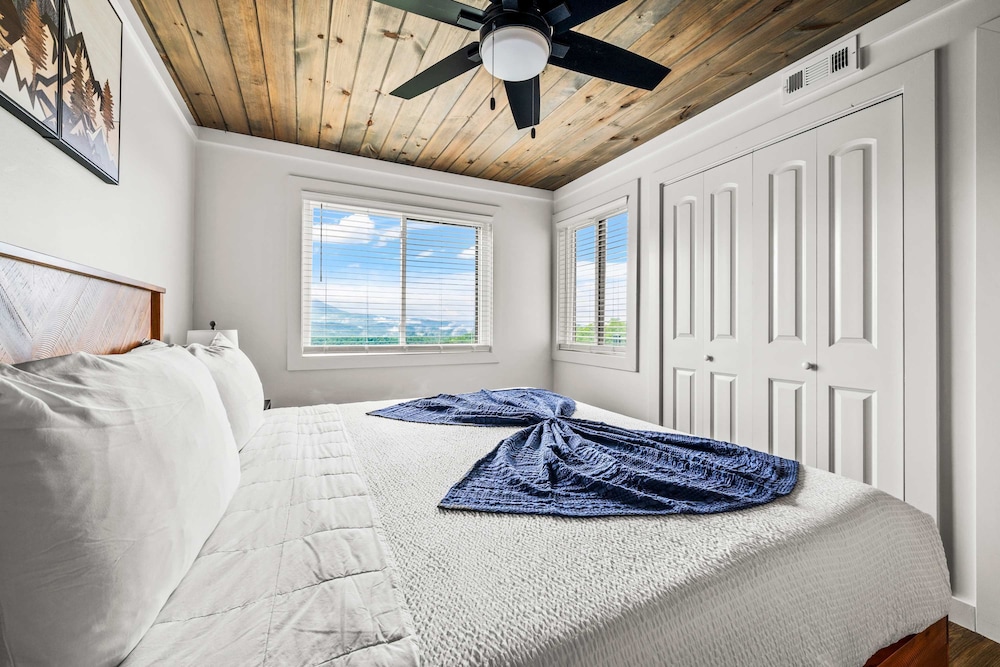 Gatlinburg Condo King Bed Pool Mountain Views