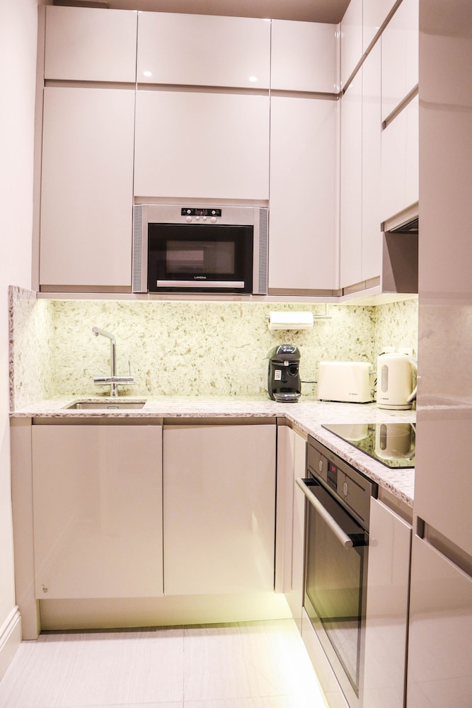 Beautiful Kensington Garden Apartment