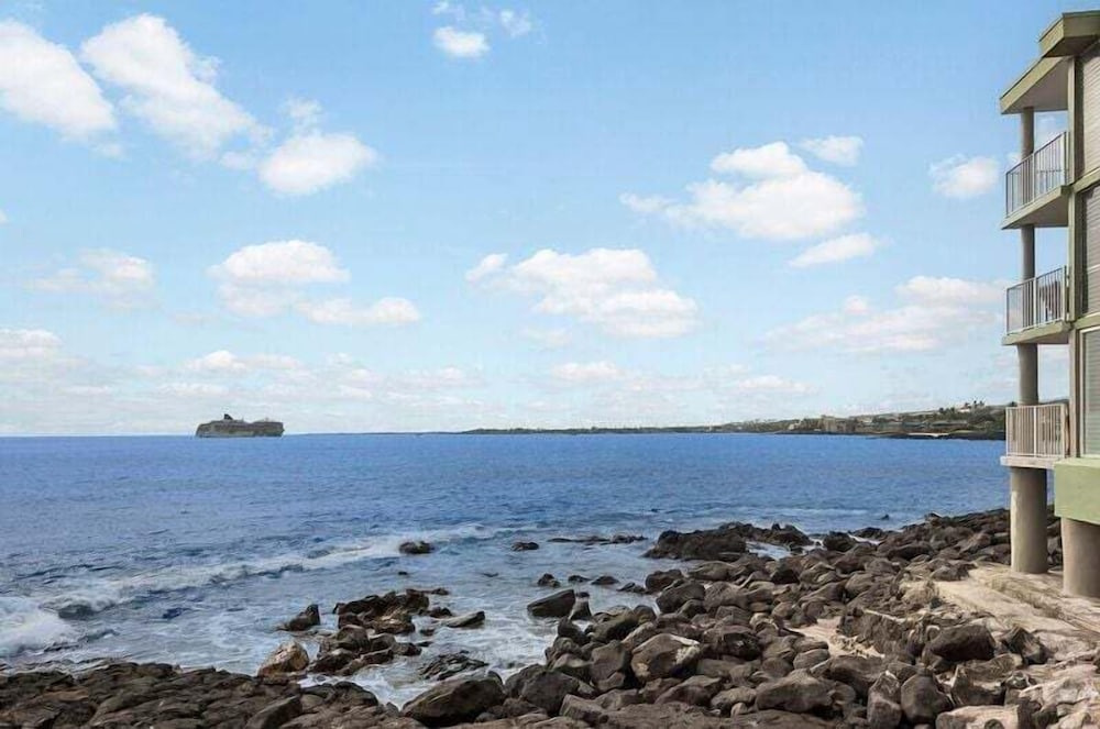 Top Floor With Ocean Views - Convenient Location - Vrkcv
