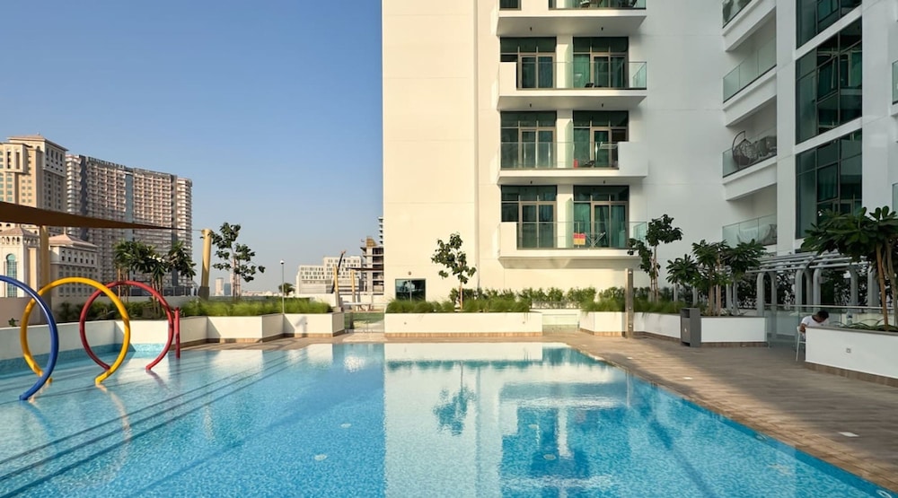 1BR Apt Near Downtown Dubai Pool Skyline Views