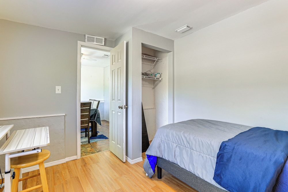 7 Mi to Beach: Cozy Home w/ Yard in Englewood!