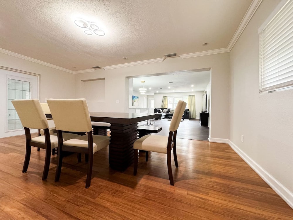 Home Close to Saint Pete Pier new Spacious