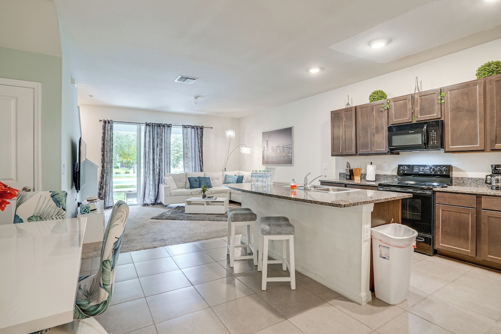 Modern Family Townhome w/ Patio in Riverview!