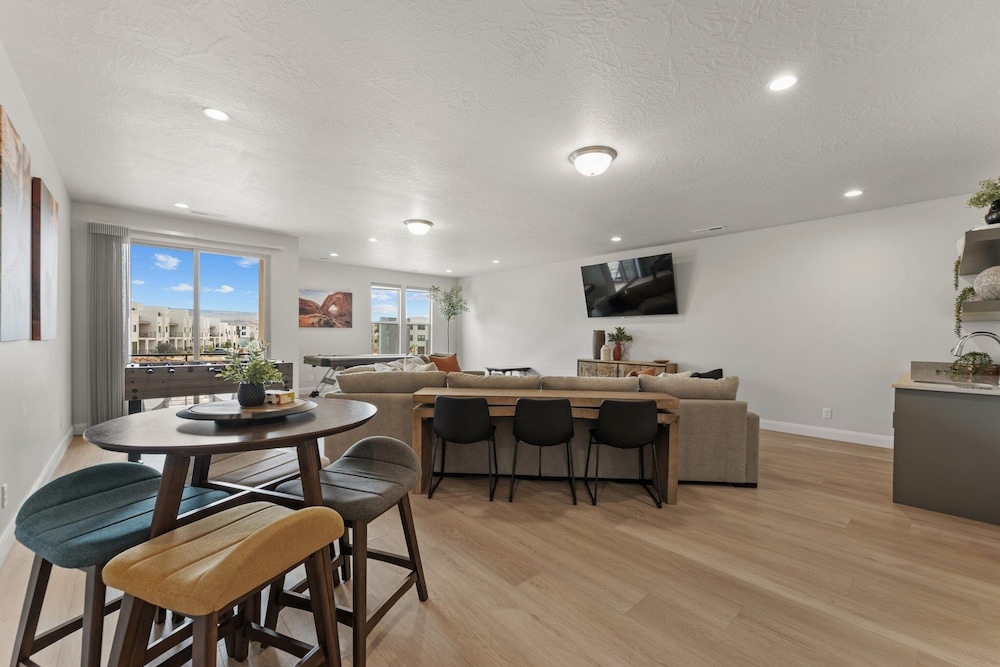 Canyon Country Oasis 6 Bedroom Townhouse