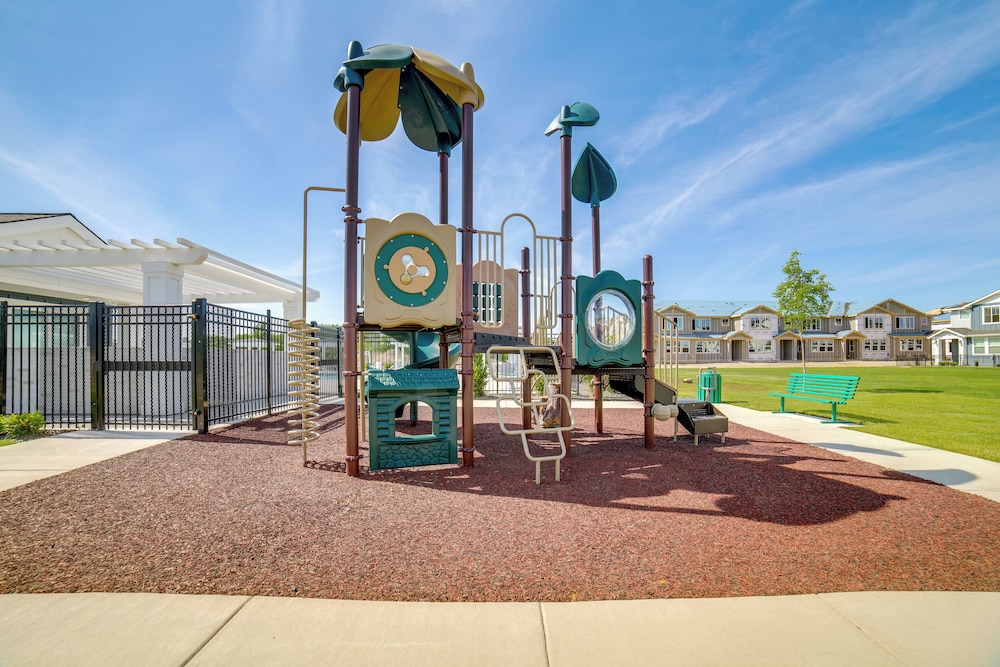 Pool, Park & Peace: 'skyview Landing' in Eagle!