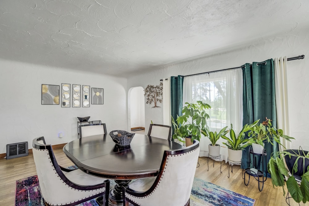1318 E Pikes Peak