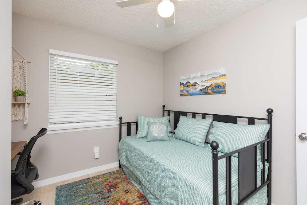 Charming Downtown Cottage 3 Bedroom Home