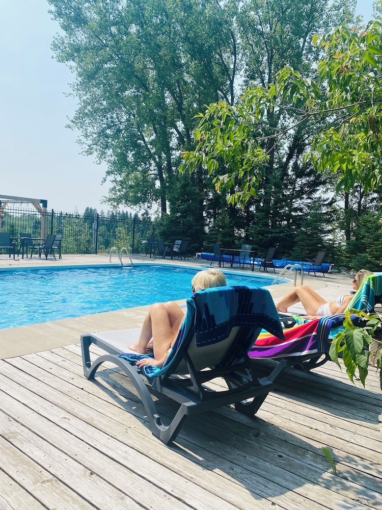 Smokey Hollow Motel & Resort